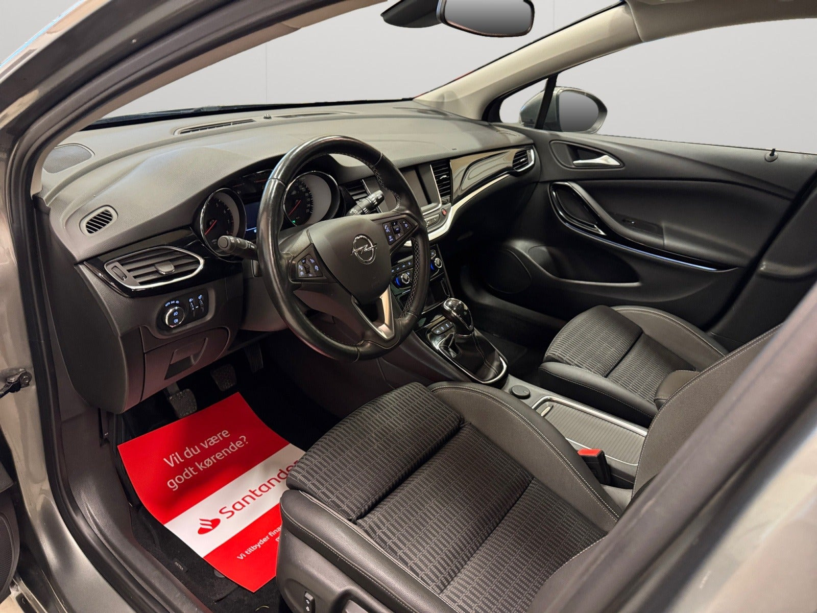 Grå Opel Astra fra 2020