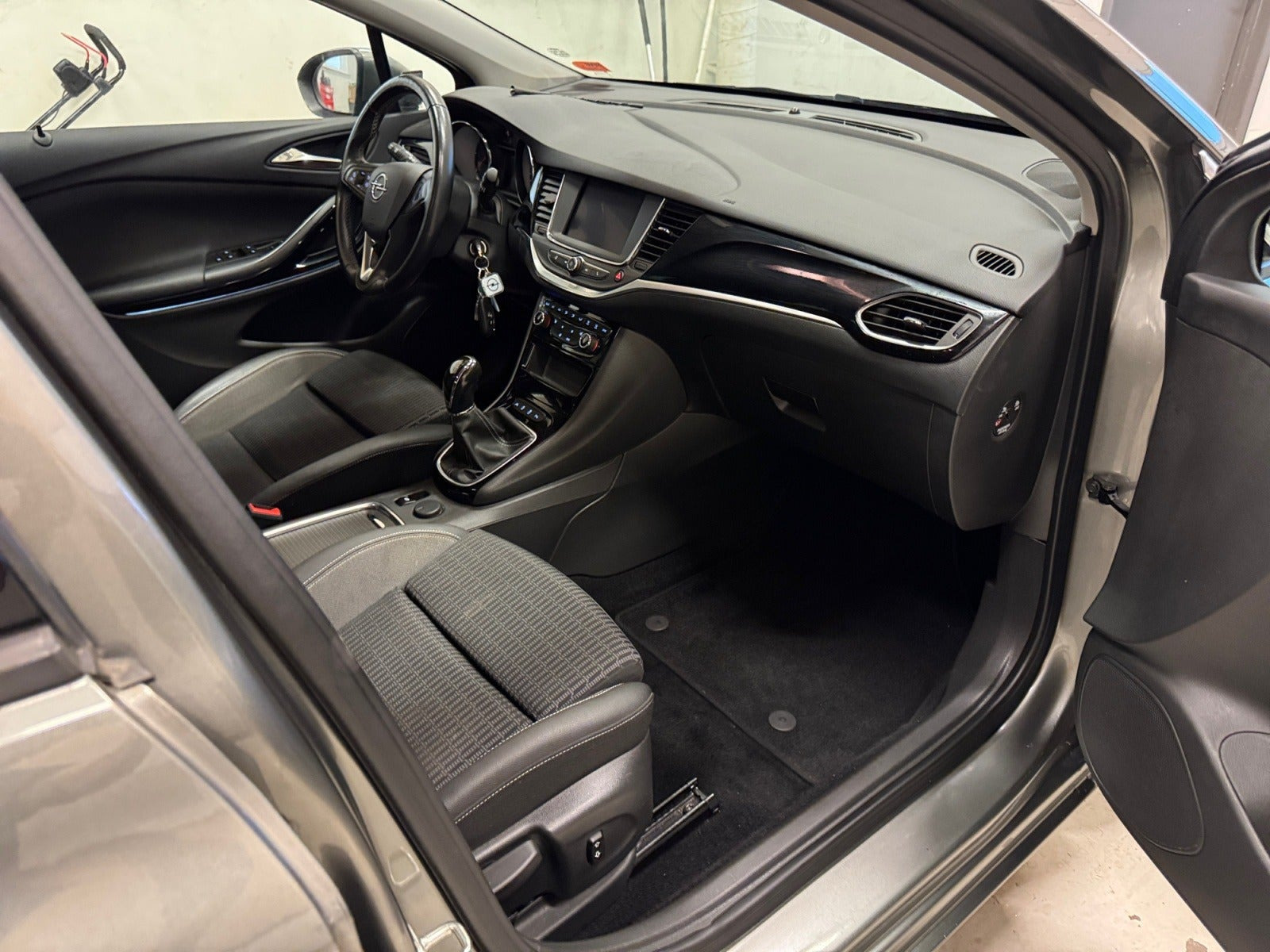 Grå Opel Astra fra 2020