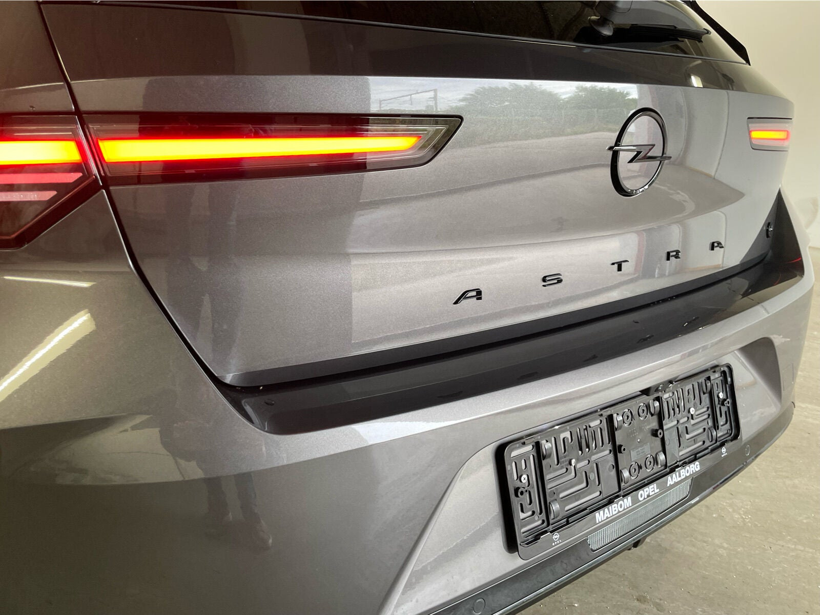Grå Opel Astra-e fra 2024
