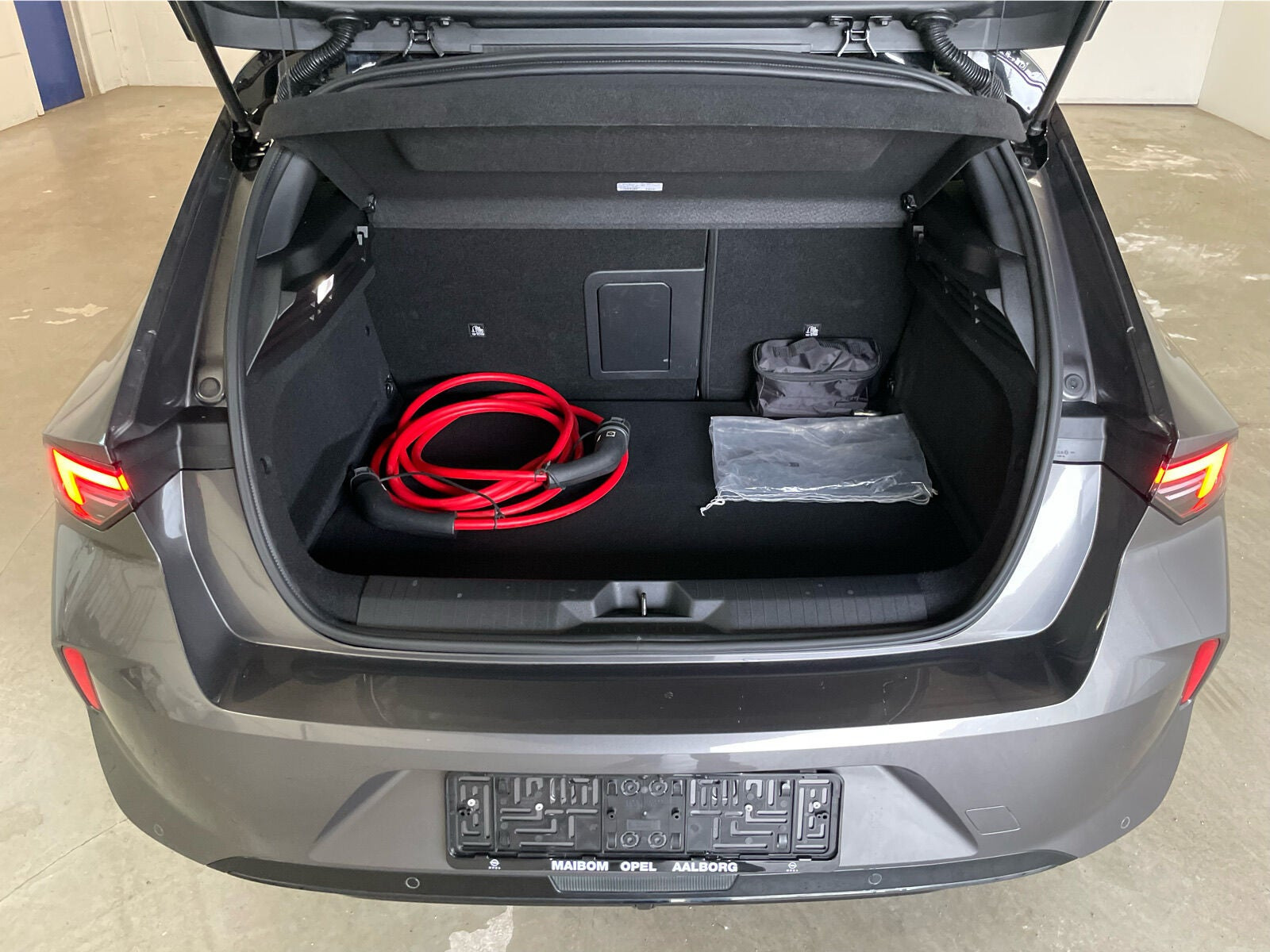 Grå Opel Astra-e fra 2024