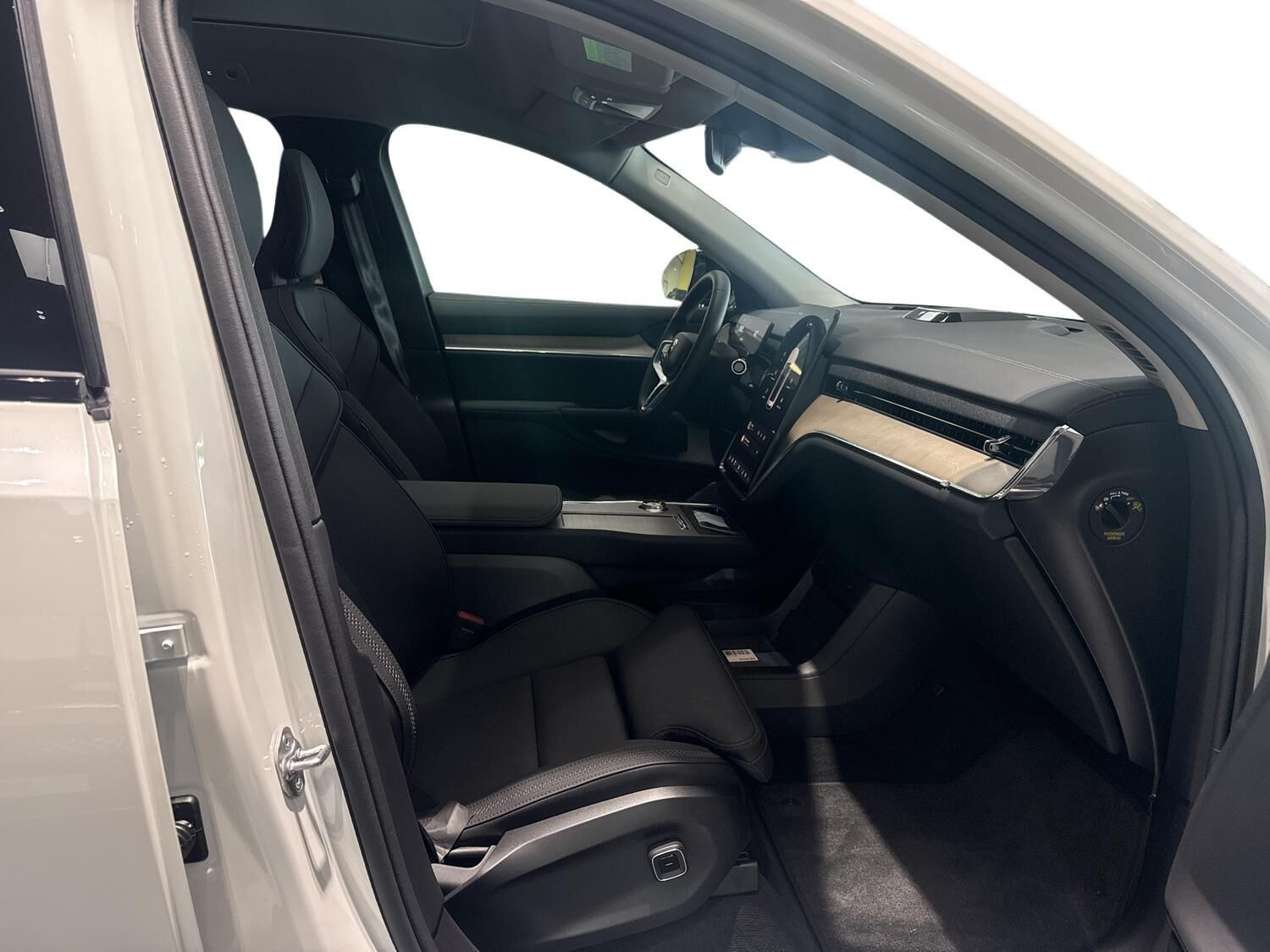 Hvid Volvo EX90 fra 2025