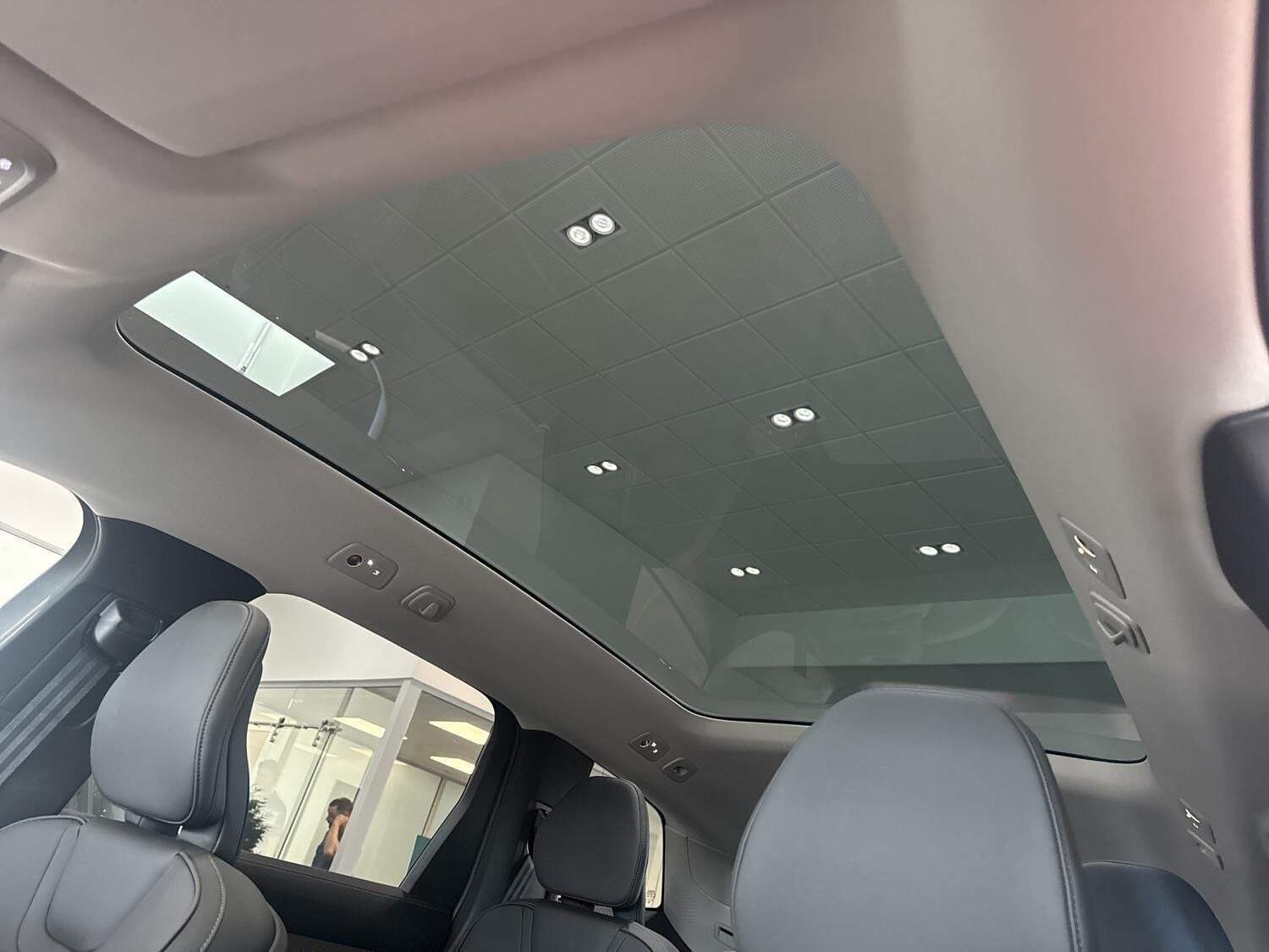 Hvid Volvo EX90 fra 2025