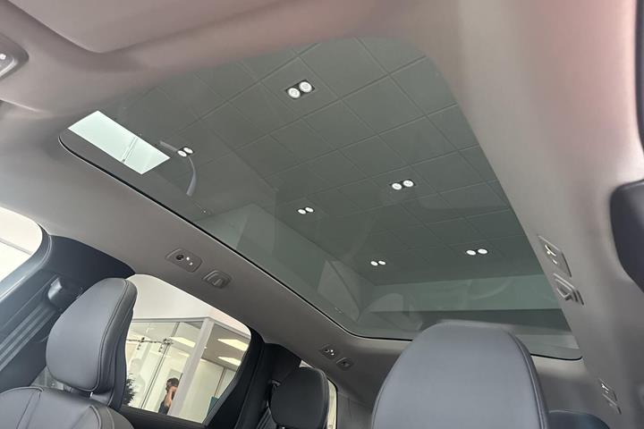 Hvid Volvo EX90 fra 2025