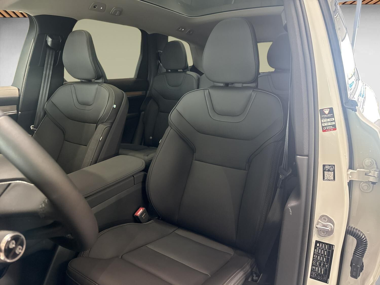 Hvid Volvo EX90 fra 2025