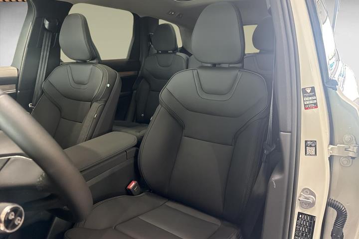 Hvid Volvo EX90 fra 2025