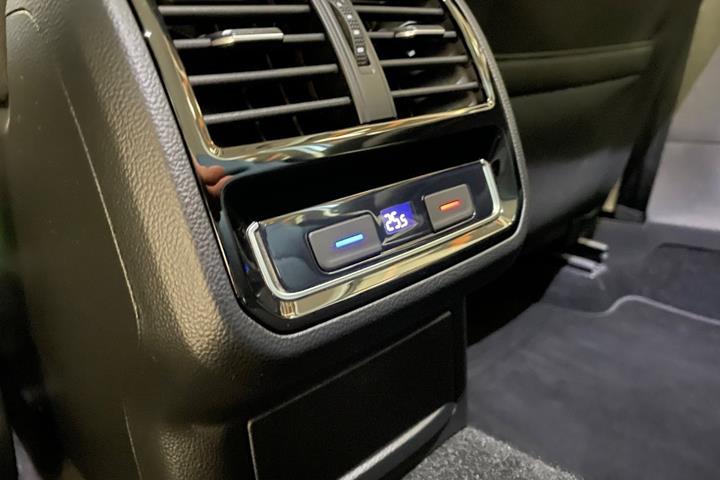 Sølv VW Passat fra 2020