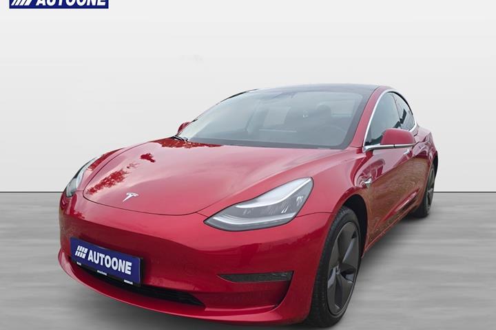 Rød Tesla Model 3 fra 2020
