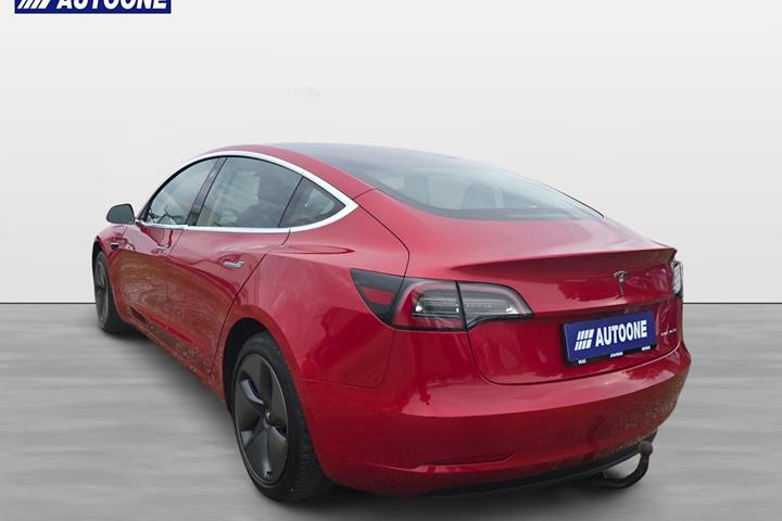 Rød Tesla Model 3 fra 2020