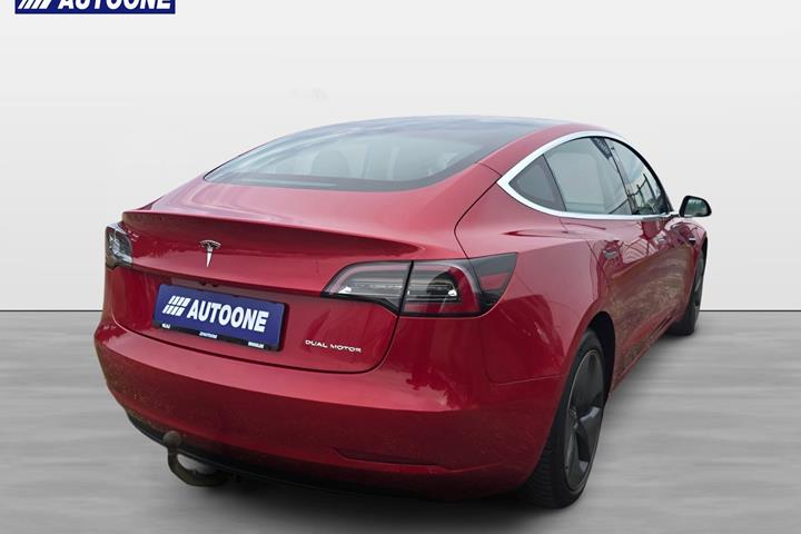 Rød Tesla Model 3 fra 2020