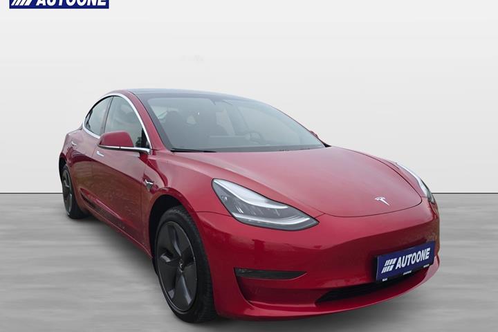 Rød Tesla Model 3 fra 2020