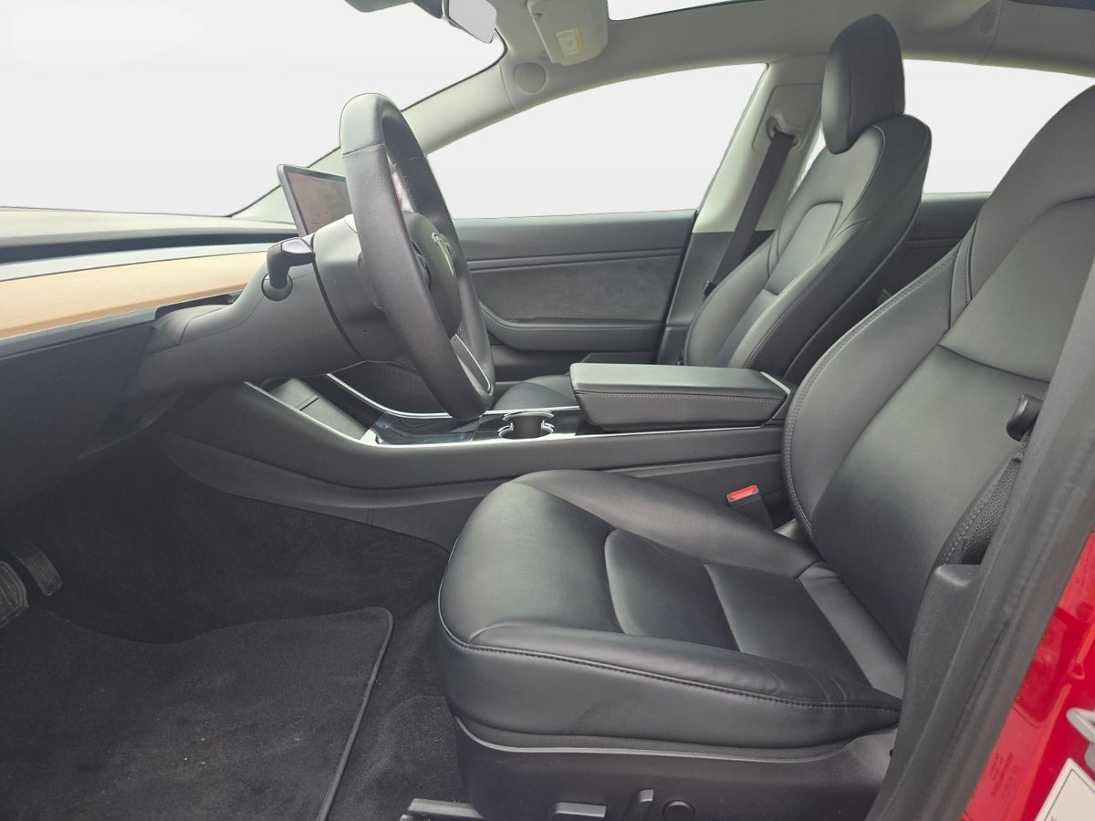 Rød Tesla Model 3 fra 2020