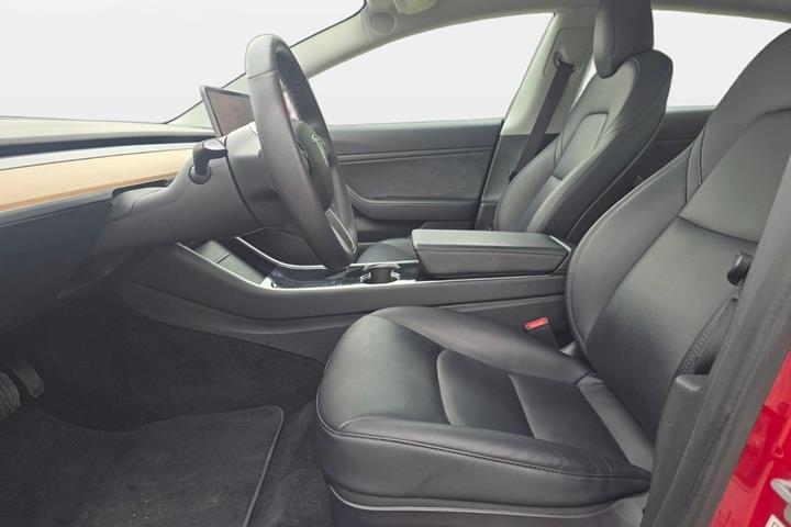 Rød Tesla Model 3 fra 2020