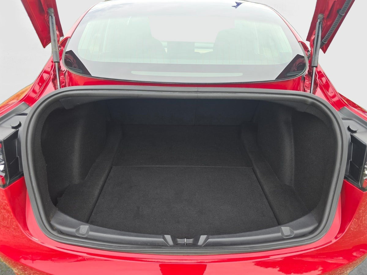 Rød Tesla Model 3 fra 2020