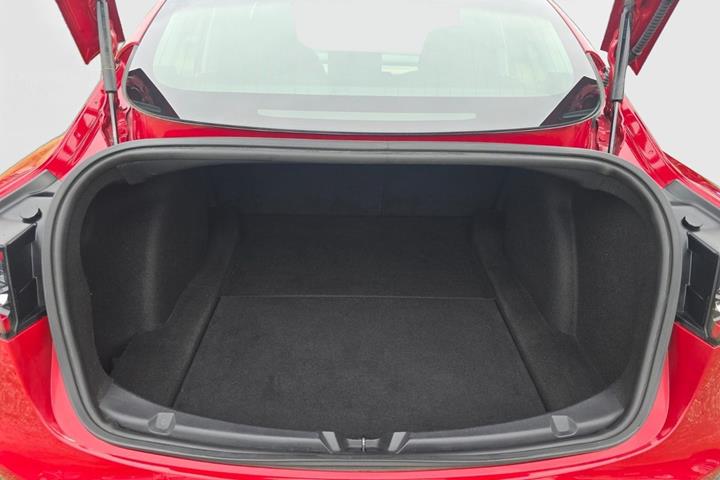 Rød Tesla Model 3 fra 2020