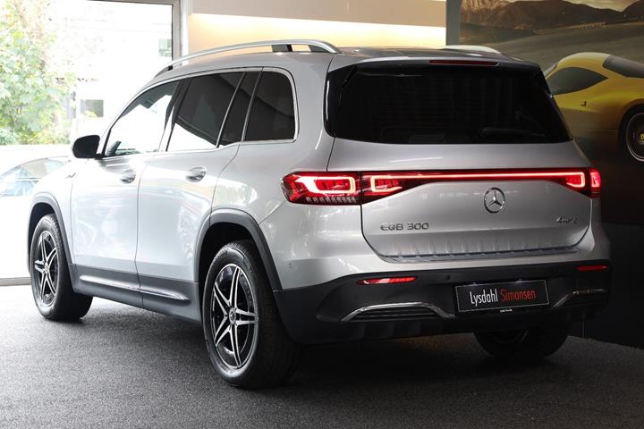 Sølv Mercedes EQB300 fra 2022