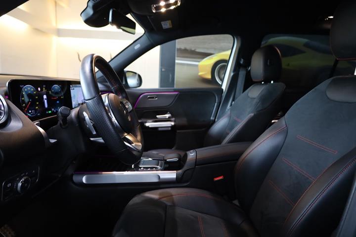 Sølv Mercedes EQB300 fra 2022