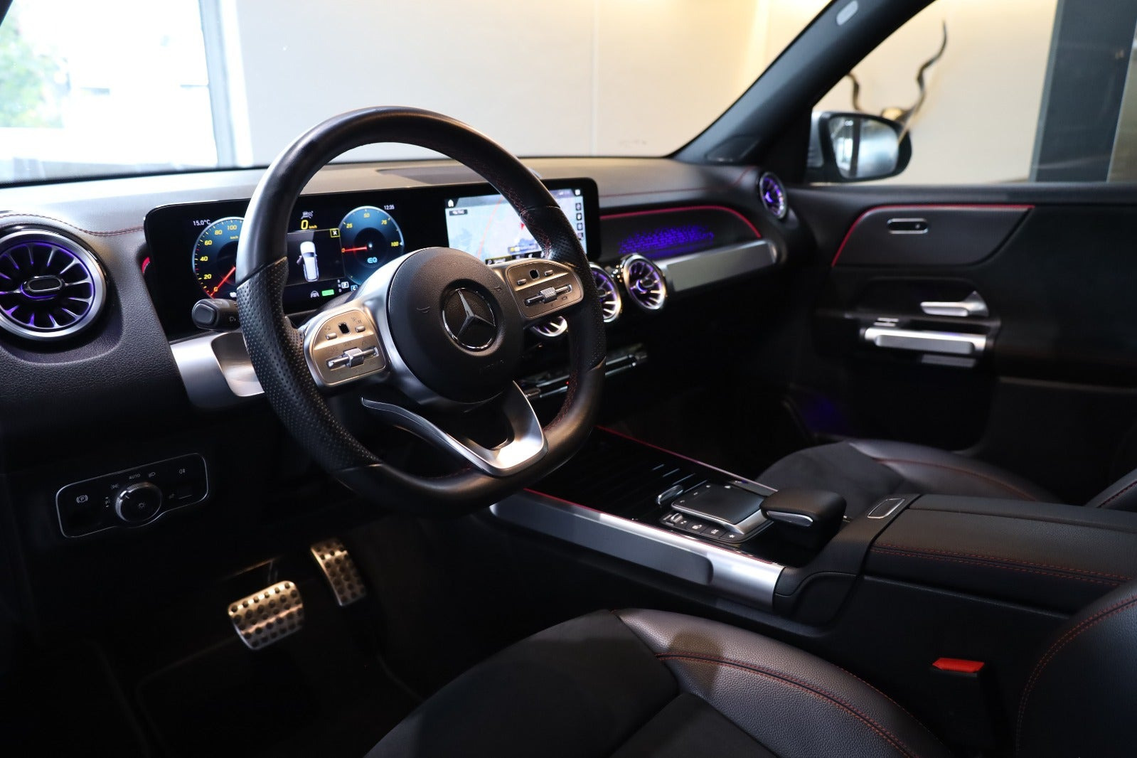 Sølv Mercedes EQB300 fra 2022