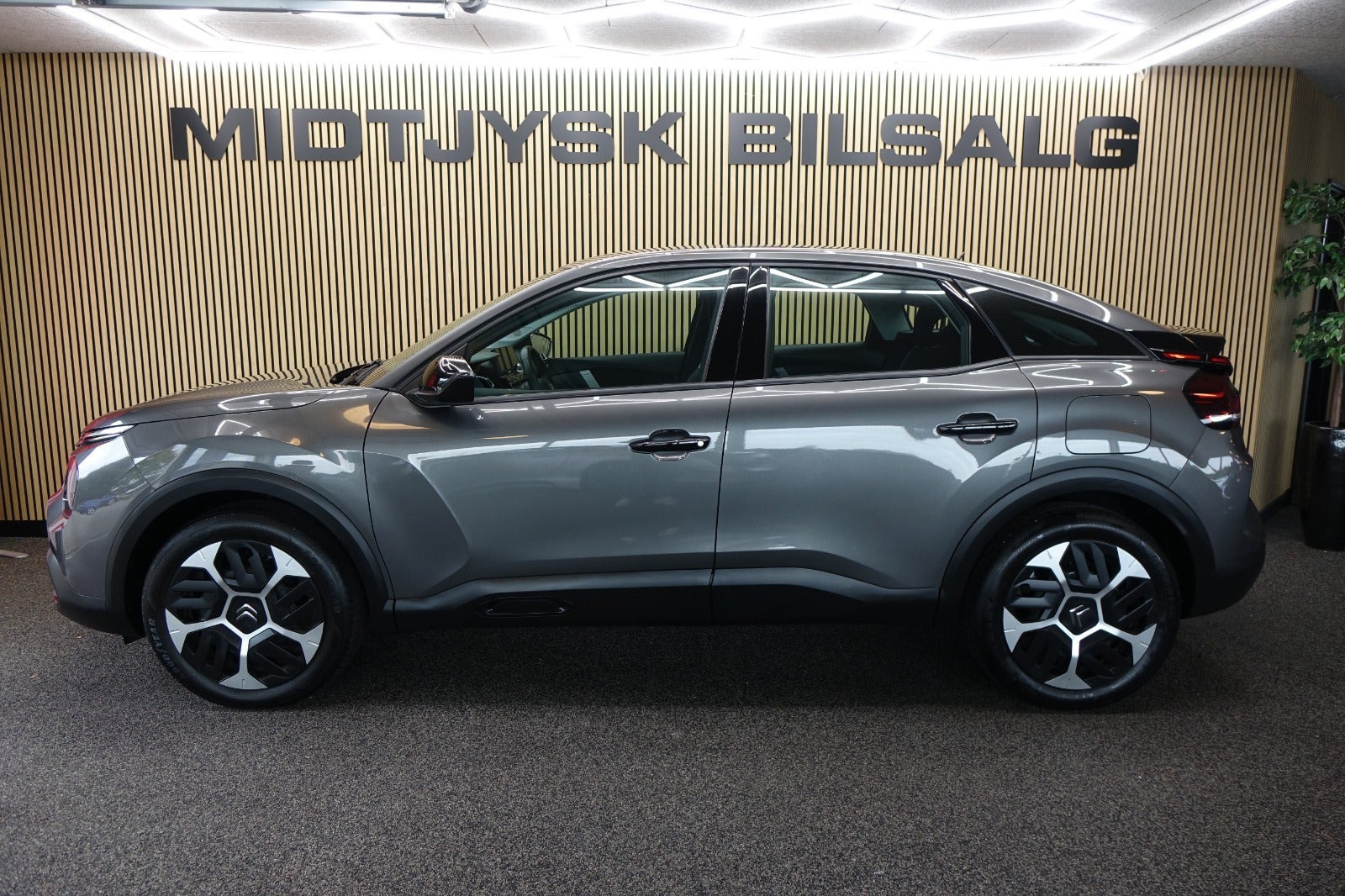 Grå Citroën C4 fra 2023