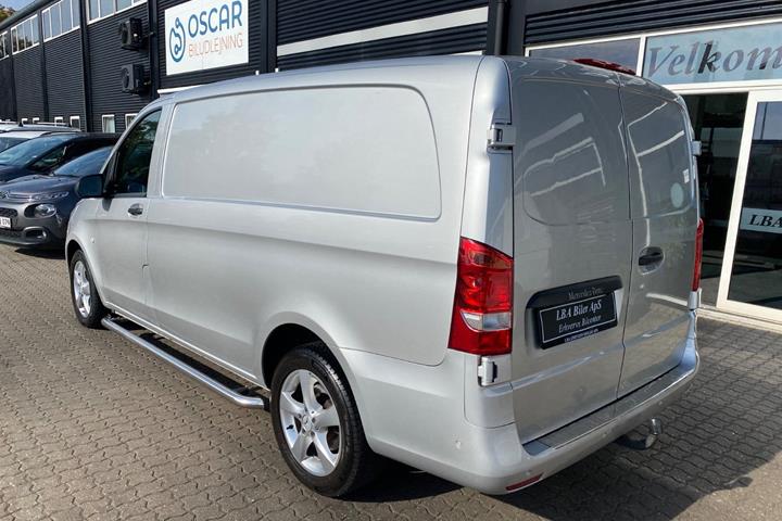 Sølv Mercedes Vito 119 fra 2020