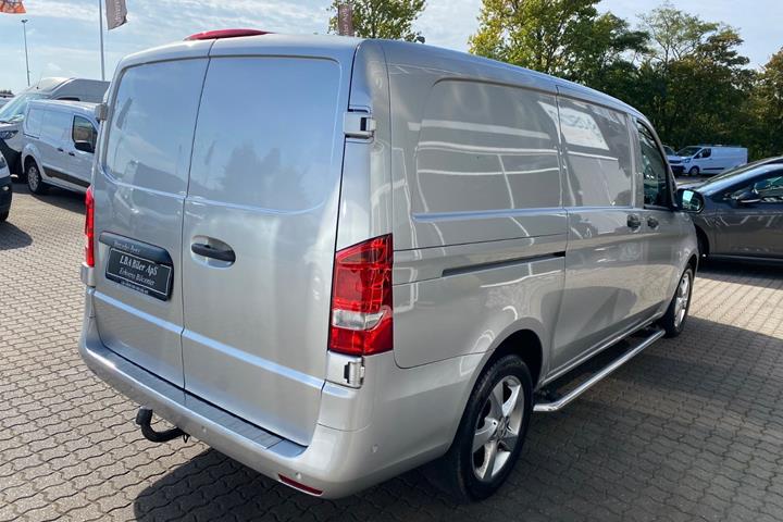 Sølv Mercedes Vito 119 fra 2020