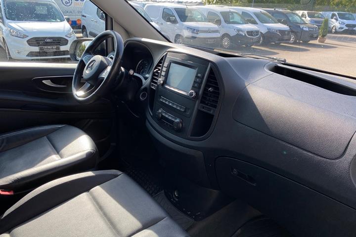 Sølv Mercedes Vito 119 fra 2020