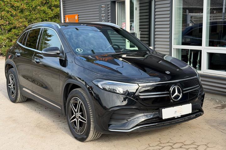 Sort Mercedes EQA250+ fra 2023 set udefra