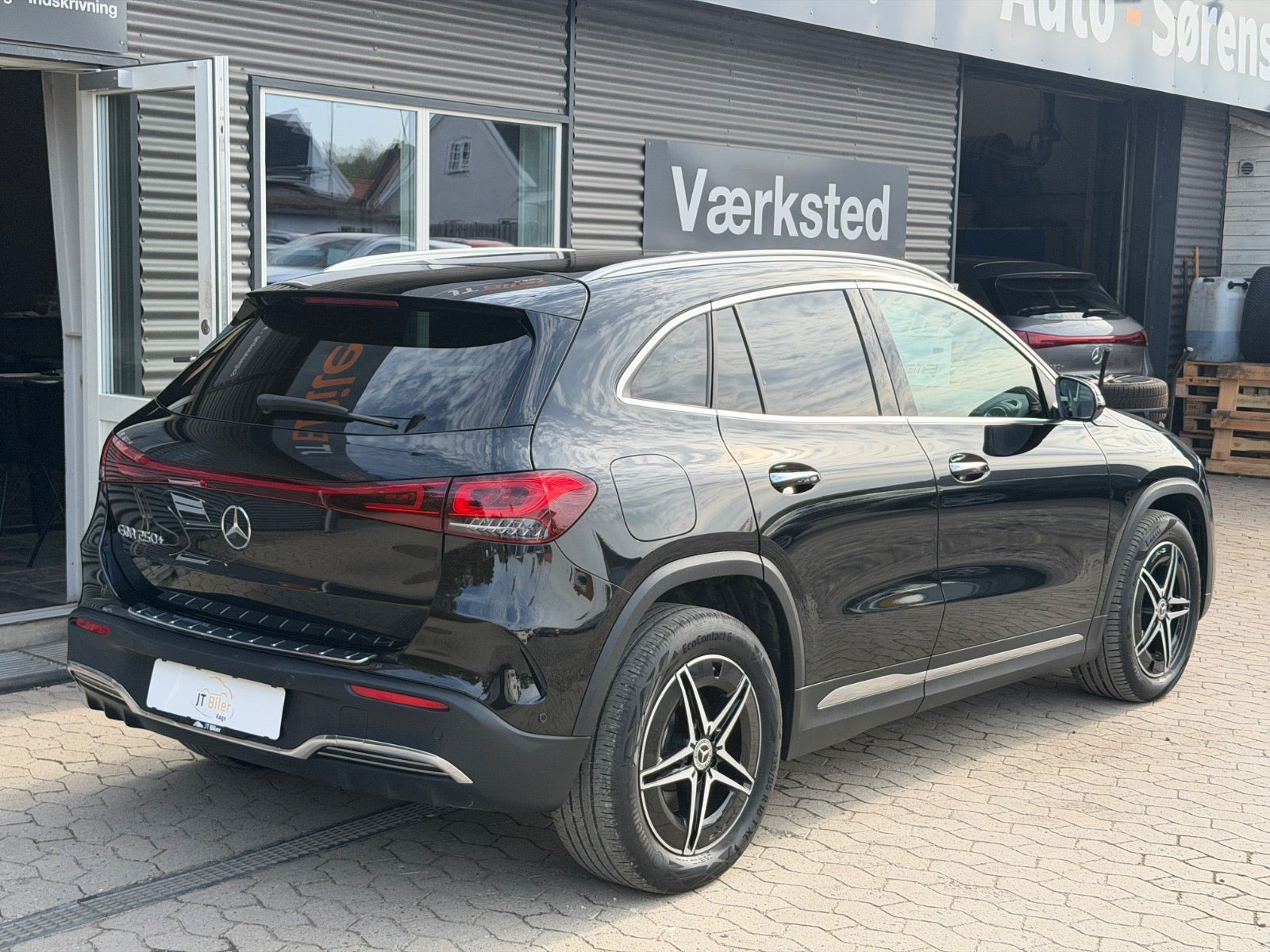 Sort Mercedes EQA250+ fra 2023