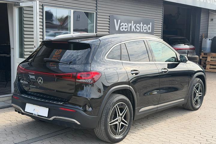 Sort Mercedes EQA250+ fra 2023