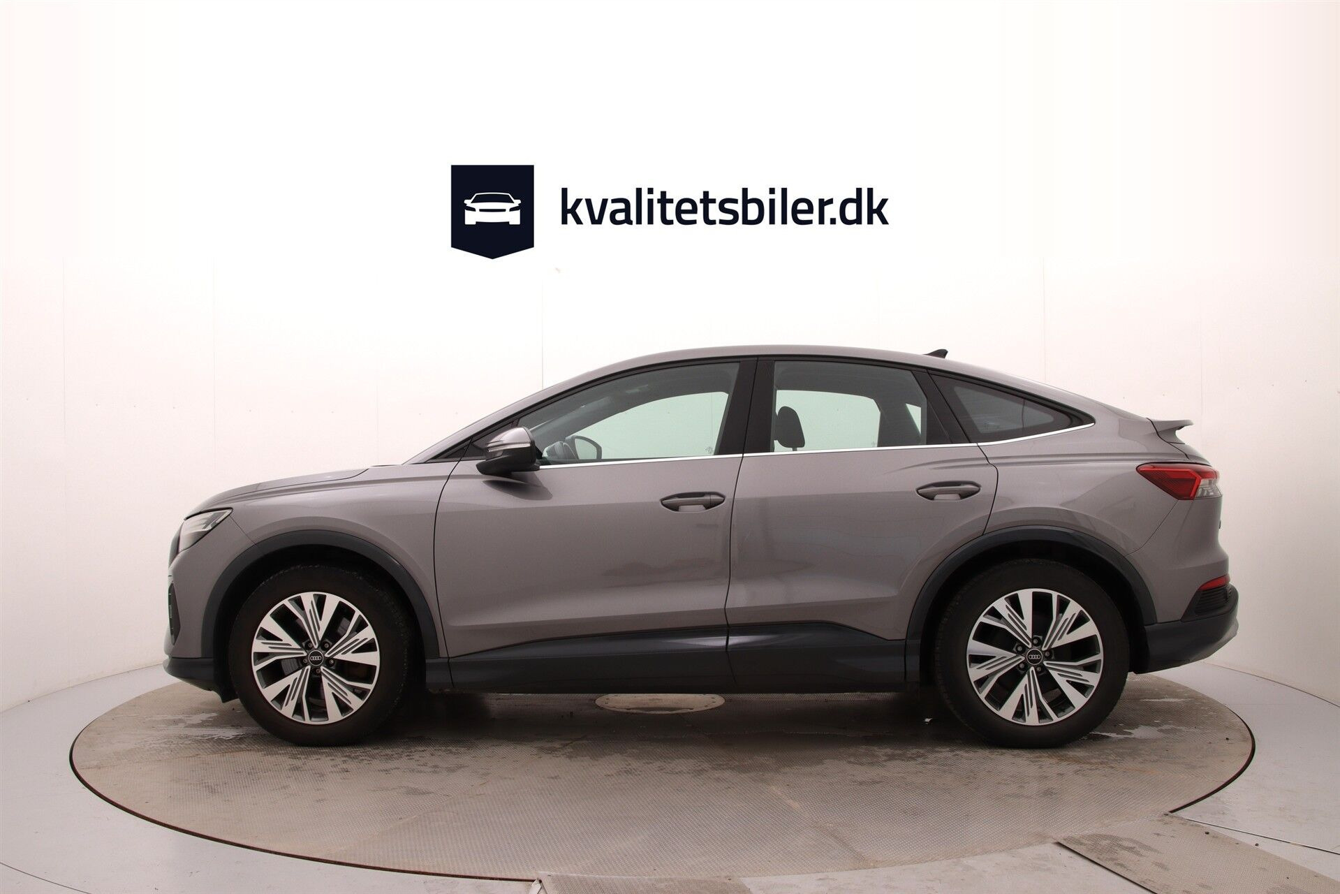 Grå Audi Q4 fra 2023