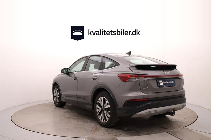 Grå Audi Q4 fra 2023