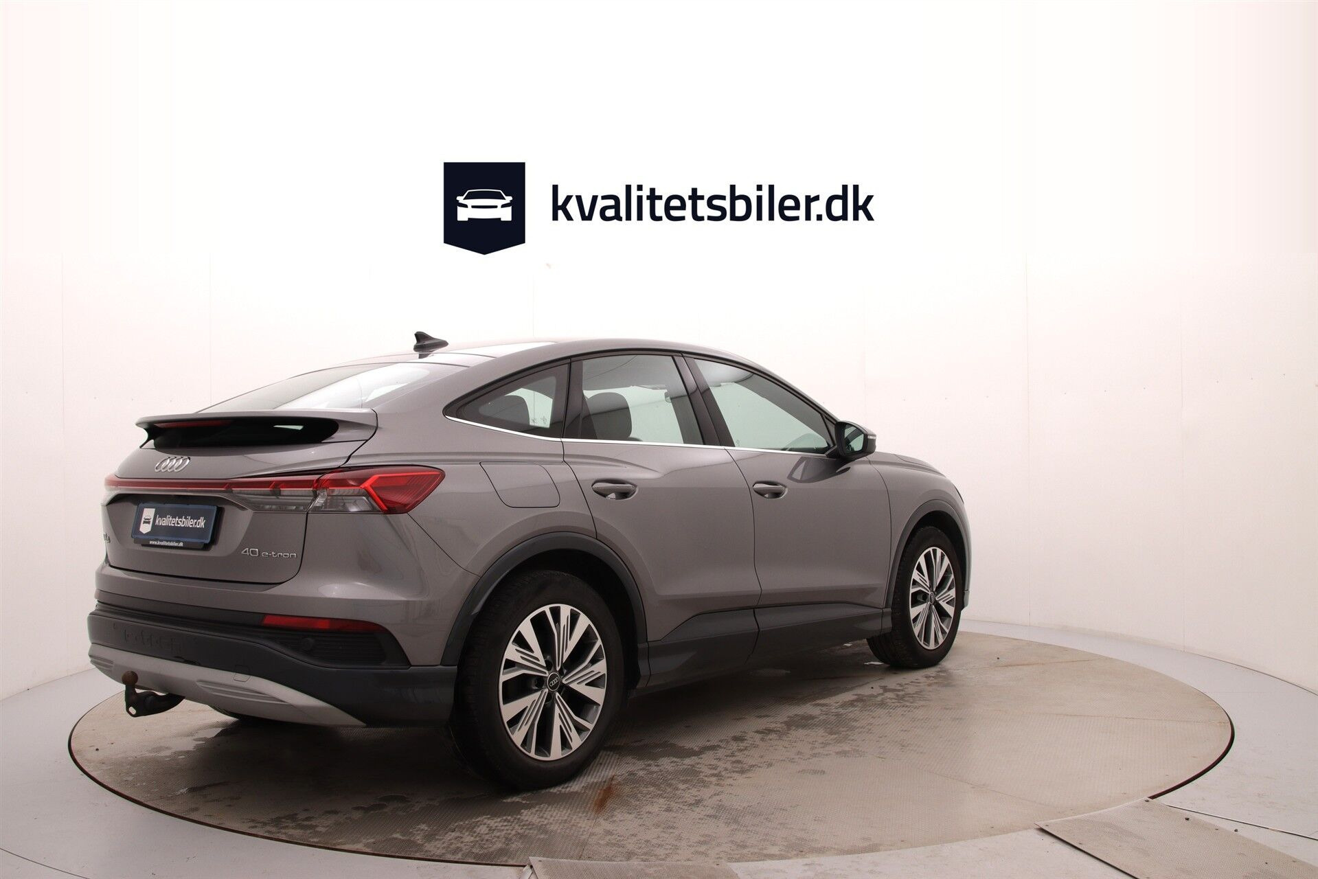 Grå Audi Q4 fra 2023