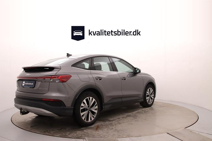 Grå Audi Q4 fra 2023