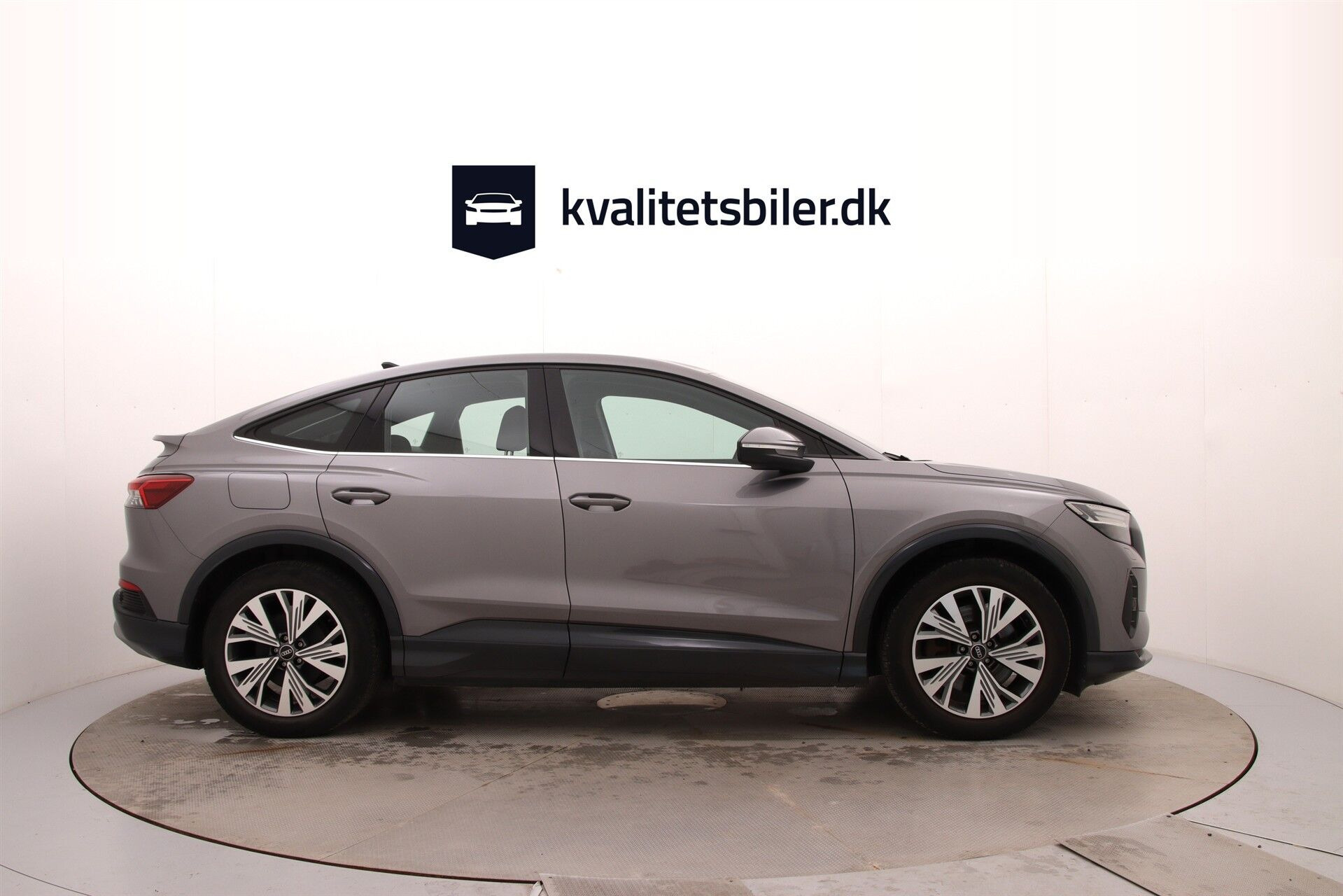 Grå Audi Q4 fra 2023