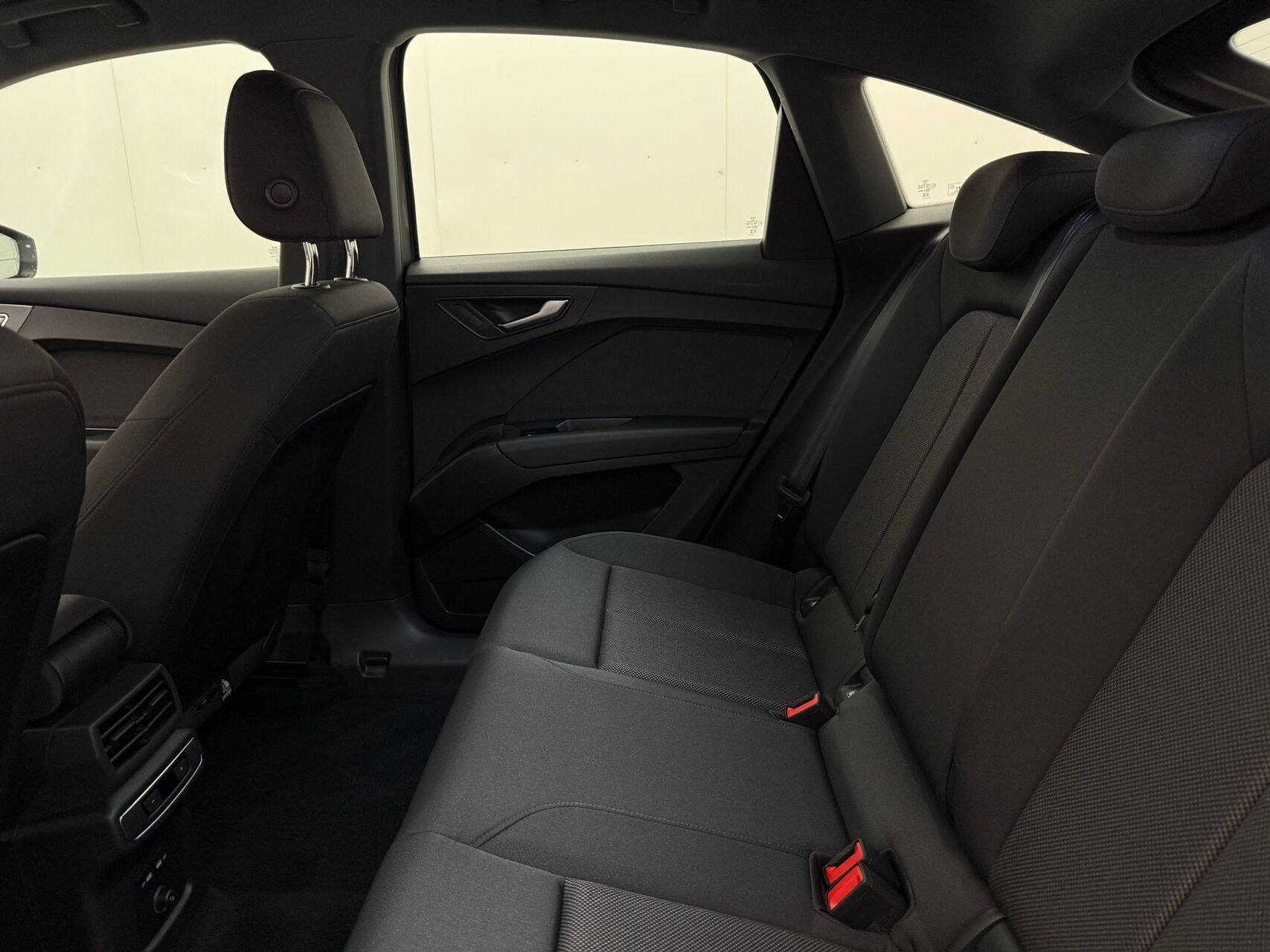 Grå Audi Q4 fra 2023