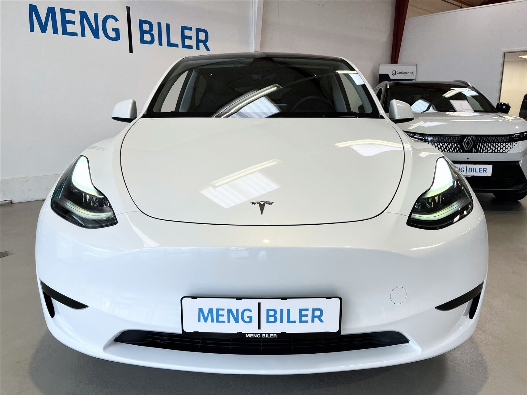 Hvid Tesla Model Y fra 2023