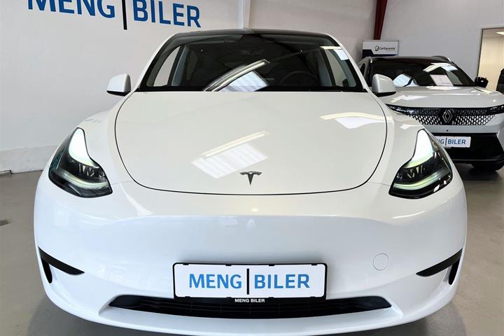 Hvid Tesla Model Y fra 2023
