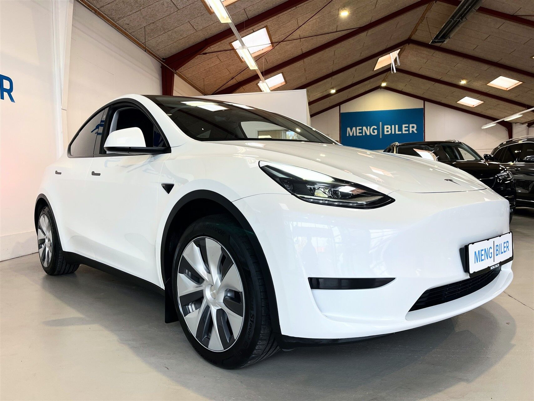 Hvid Tesla Model Y fra 2023