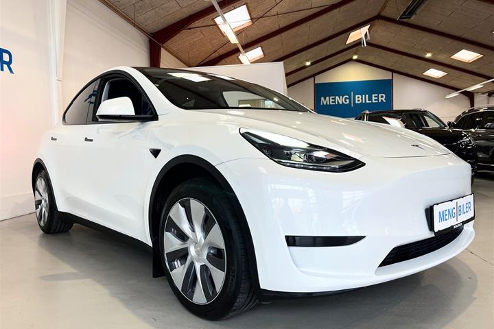 Hvid Tesla Model Y fra 2023