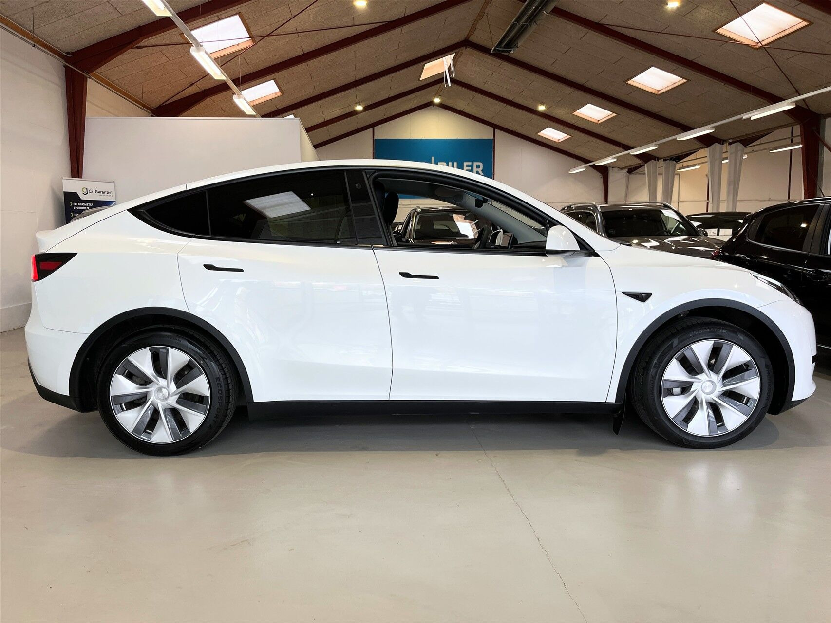 Hvid Tesla Model Y fra 2023
