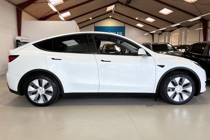 Hvid Tesla Model Y fra 2023