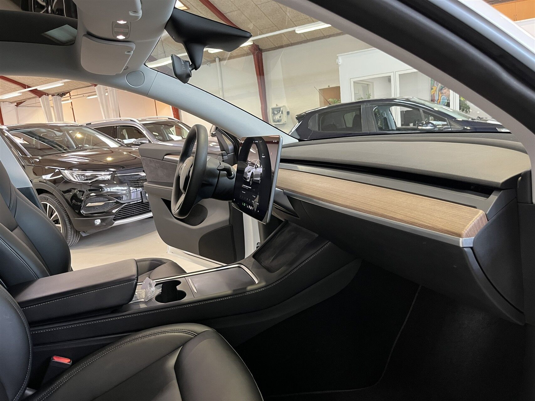 Hvid Tesla Model Y fra 2023