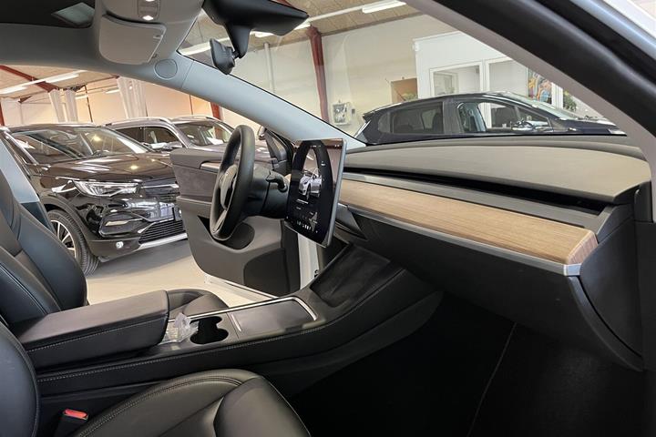 Hvid Tesla Model Y fra 2023