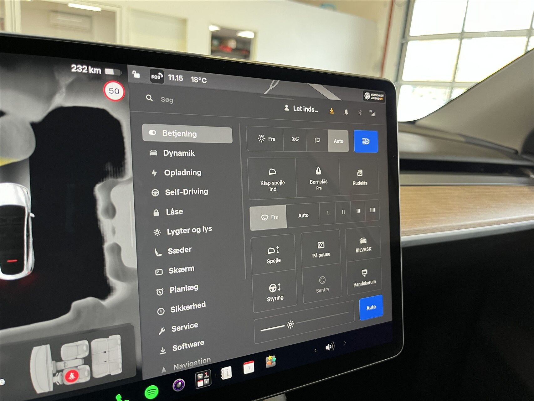 Hvid Tesla Model Y fra 2023