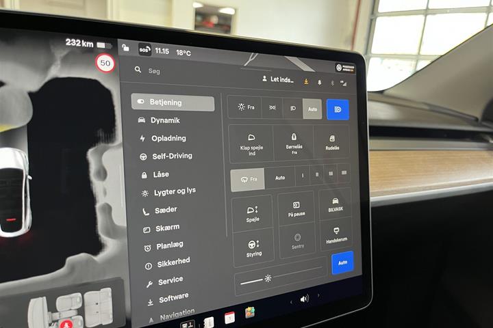 Hvid Tesla Model Y fra 2023