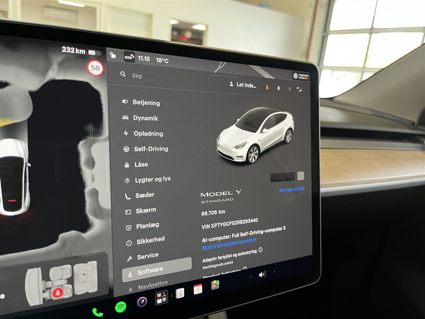 Hvid Tesla Model Y fra 2023