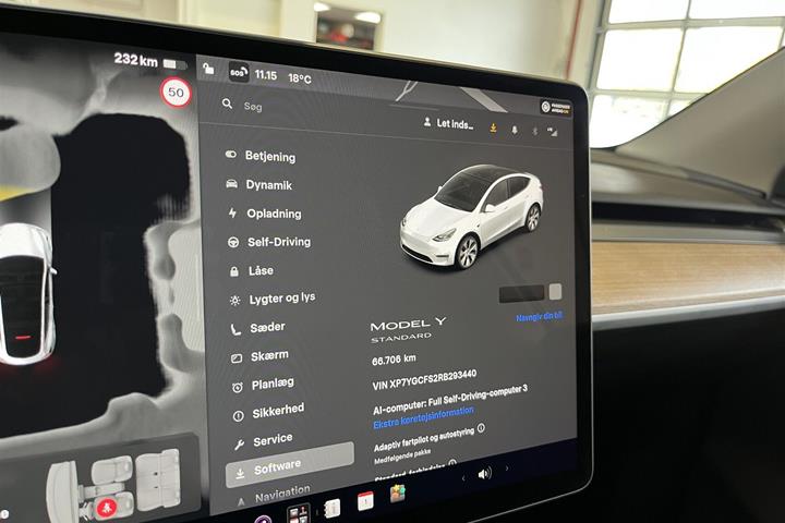 Hvid Tesla Model Y fra 2023
