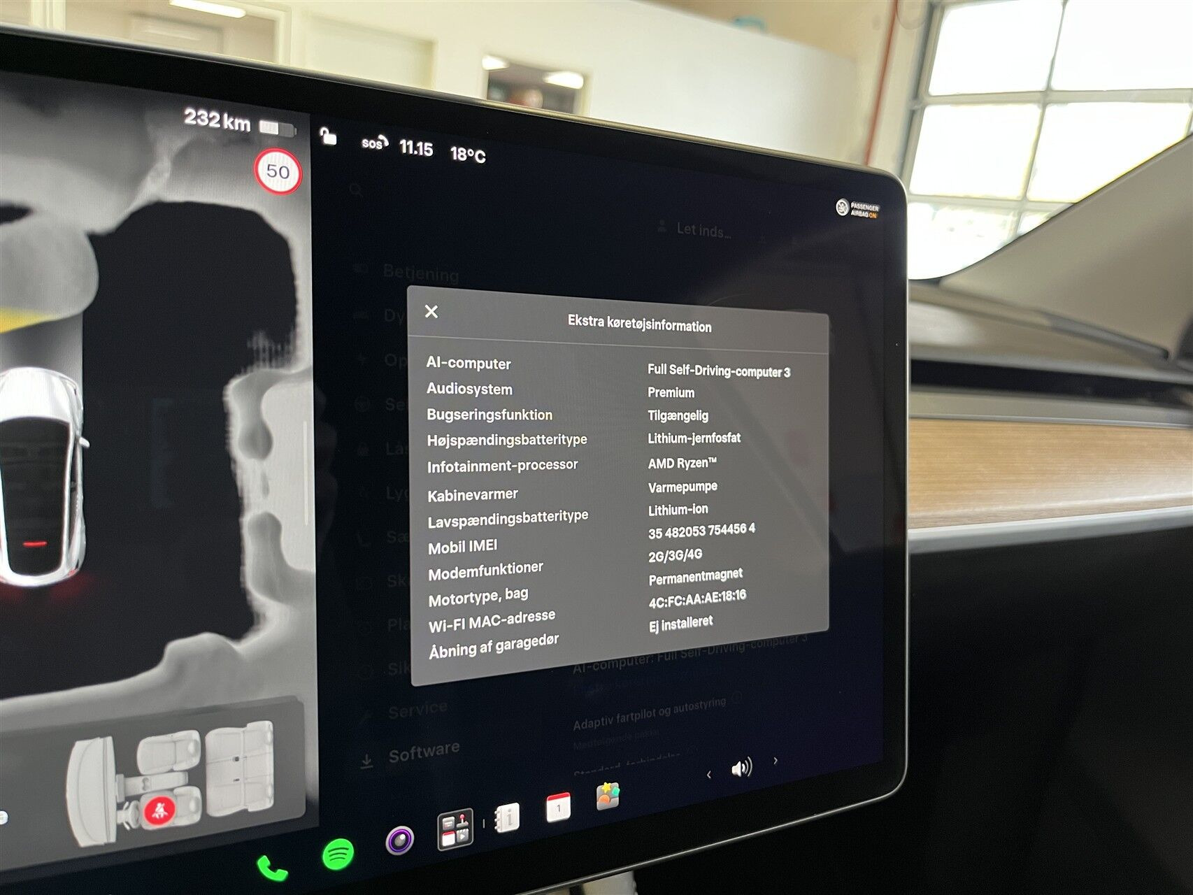 Hvid Tesla Model Y fra 2023