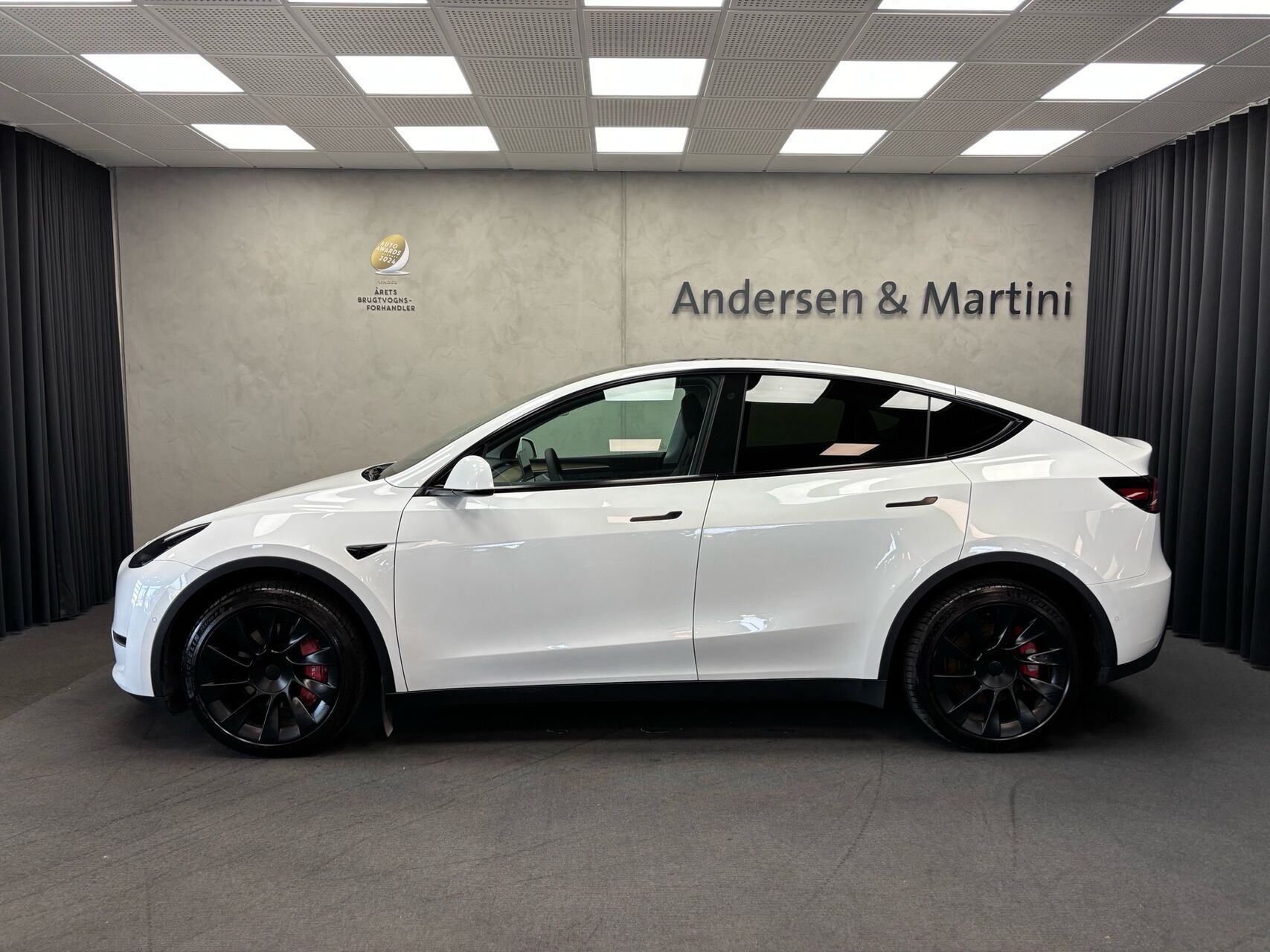 Hvid Tesla Model Y fra 2022