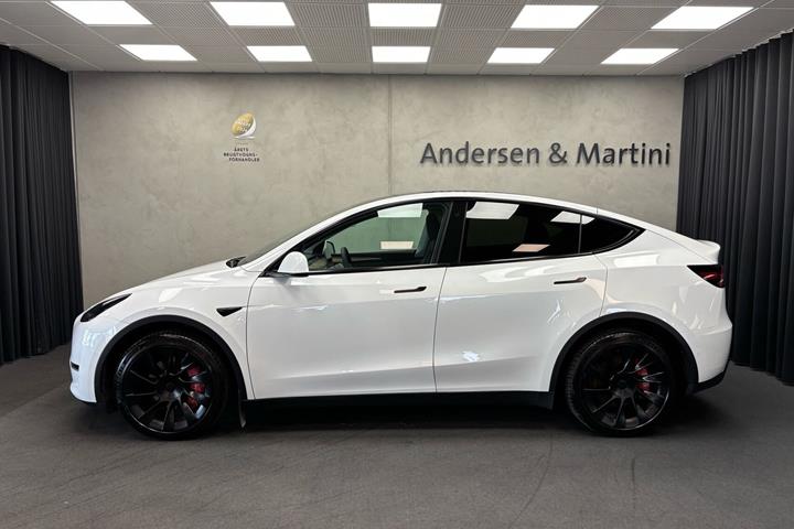 Hvid Tesla Model Y fra 2022