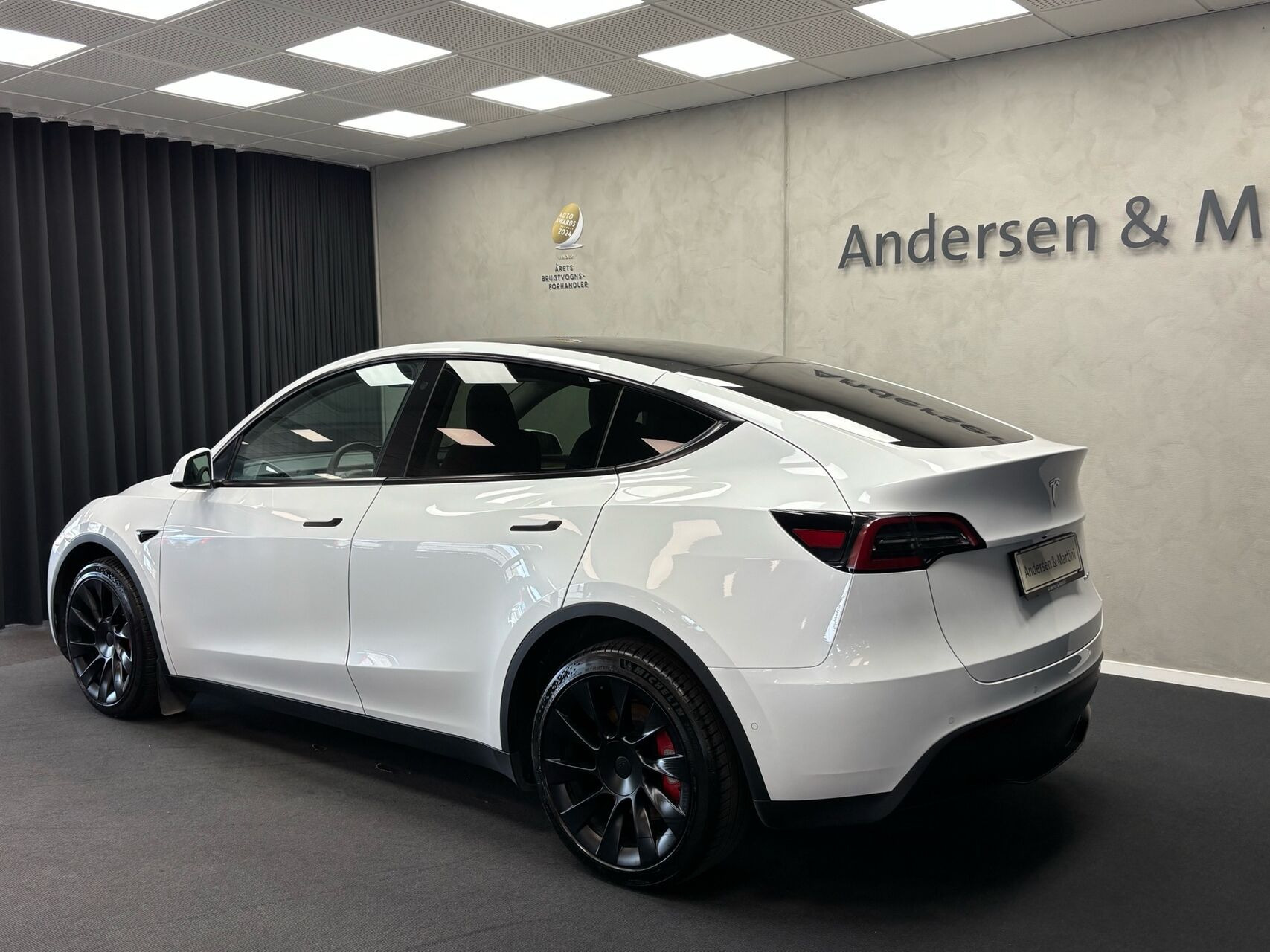 Hvid Tesla Model Y fra 2022